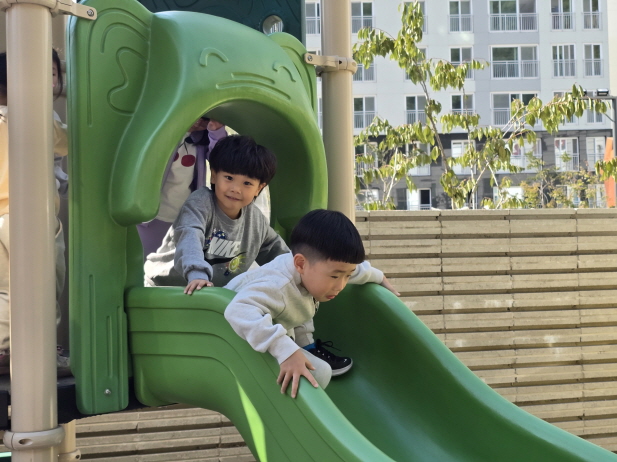 친구들과 함께하는 바깥놀이시간은 언제나 즐거워요